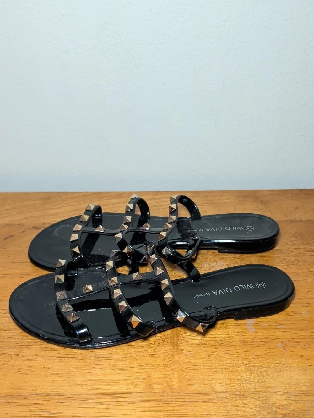 Wild Diva Lounge Joanie 211 Jelly Slide Sandals Black Gold Studs Womens Size 6.5